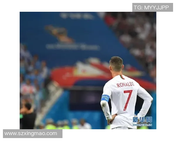 当足球巨星偶遇成龙现场气氛沸腾引发全场热烈欢呼